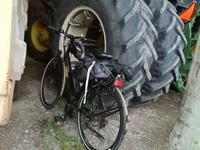 1714 Der einsetzende Regen will  nicht  aufhören, weshalb wir erstmal Schutz in einer Scheune suchen