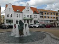 Mikolajki - im Hintergrund das Rathaus