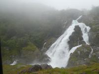 Kleivafossen auf dem Weg zum Briksdalsbreen Gletscher