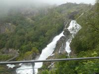 Kleivafossen auf dem Weg zum Briksdalsbreen Gletscher