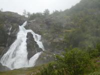 Kleivafossen auf dem Weg zum Briksdalsbreen Gletscher