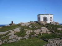 Erster Leuchtturm und altes Leuchtfass auf Kap Lindesnes