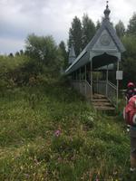 eine Stahlbrücke, welche von nur 2 Dorfbewohnern erbaut wurde.