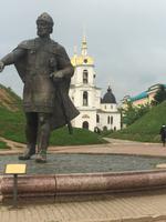 Kreml in Dmitrov mit Stadtbegründer.