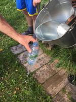 Einmal Wasser aus dem Dorfbrunnen trinken, musste auch sein.