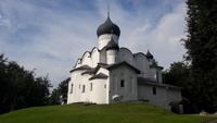 Pskow: Basiliuskirche auf dem Hügel