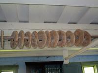 Brot unter der Küchendecke von Jan Karlsgarden