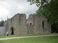 Vor der Kirchenruine des Romaklosters