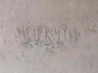 Runeninschrift in der Kirche von Gärdslösa. (Anf. 12. Jh.) Ubersetzung: Jon hat es gemacht/geschmiedet