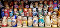Typisch russische Matrjoschkas in allen Farben
