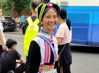 Traditionelle Tracht einer Frau aus Südchina
