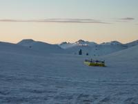 Ein Schneemobil versteckt sich noch unter der dicken Schneedecke