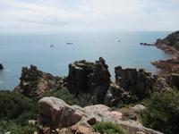  Küstenstreifen mit typischen Felsformationen