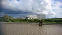 Die Meyer Werft, unser Schiff fährt auf der Ems daran vorbei