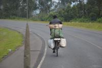 Radfahrer auf dem Pass nach Nakuru
