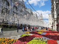 Moskau. Beleuchtung vor dem GUM.