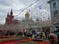 vor dem Kaufhaus GUM