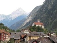 Fahrt mit dem Gotthard Panorama Express -Kirche in Wassen