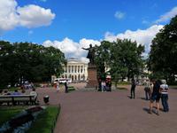 Puschkin-Denkmal auf dem Michajlov-Platz, im Hintergrund: Russisches Museum