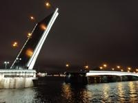 Brückenöffnung an der Newa