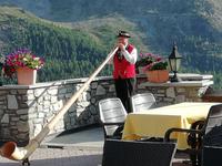 Begrüßung durch den Alphornbläser