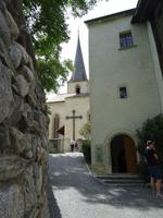Raron, Blick zur Burgkirche auf dem Berg