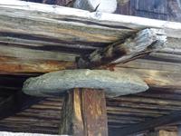 Zermatt, Hinterdorf mit Speichergebäuden, Steine gegen Mäuse