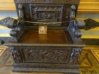 Man saß buchstäblich auf seinen Ersparnissen