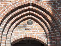 Portal der Antoniuskirche in Osieki. Symbol des Jakobsweges.