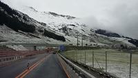 Rückfahrt mit Schnee auf den Gipfeln