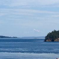 Mt. Baker im Hintergrund von der Faehre aus gesehen