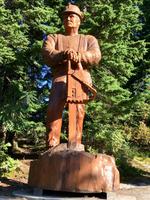 Der Holzfaeller ist 5 Meter gross