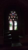 Eines der schönen Bleiglasfenster auf der Marienburg