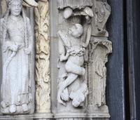der Schreiber mit überkreuzten Beinen