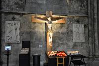 Jesus am Kreuz und Lichter der Gläubigen