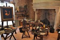 Maleratelier mit Staffelei und Farben