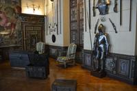 Waffensaal mit Sammlung von Truhen