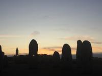 A Coruña, Menhires por la paz und Herkulesturm