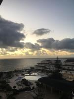 Sonnenaufgang mit Blick auf den Pool/ Meer