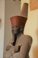 göttlicher Pharao mit rotem Hut