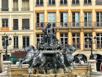 Lyon: Vor dem Rathaus das Monument der Garonne