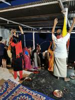 Hindus am See von Puschkar bei einer Puja, dem Gebet