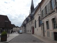 Beaune - Straße mit Markthalle links und Hospital rechts