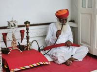 Ein Raucher, früher wird es sicher Opium gewesen sein