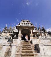 Übrigens, die Mutter Mahatma Gandhis gehörte dieser Religion an