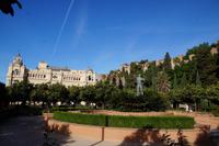 Málaga: Rathaus, Alcazaba und Statue eines Biznagero (jemand, der auf Disteln aufgesteckte Jasminblüten (biznaga) verkauft)
