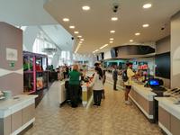 Mittagspause auf einer Autobahnraststätte