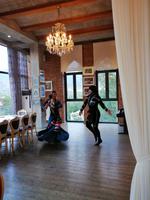 Weinverkostung auf dem Chamber of Georgien Wine: mit georgischer Folklore.