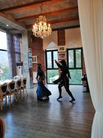 Weinverkostung auf dem Chamber of Georgien Wine: mit georgischer Folklore.