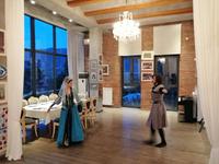 Weinverkostung auf dem Chamber of Georgien Wine: mit georgischer Folklore.